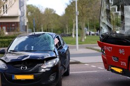 Auto door lijnbus aangereden in Amsterdam Nieuw-West