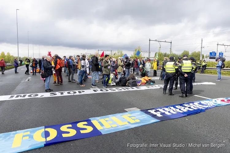 Activisten Extinction Rebellion lopen A10 op, snelweg opnieuw geblokkeerd