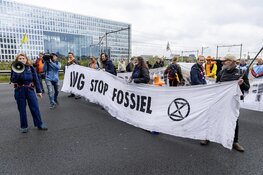Activisten Extinction Rebellion lopen A10 op, snelweg opnieuw geblokkeerd