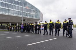 Activisten Extinction Rebellion lopen A10 op, snelweg opnieuw geblokkeerd