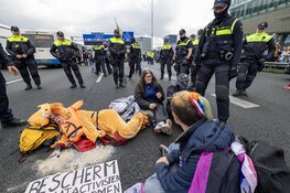 Activisten Extinction Rebellion lopen A10 op, snelweg opnieuw geblokkeerd
