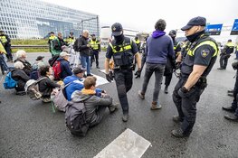 Activisten Extinction Rebellion lopen A10 op, snelweg opnieuw geblokkeerd