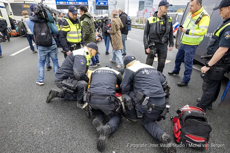 Ruim 100 aanhoudingen bij verboden demonstratie A10