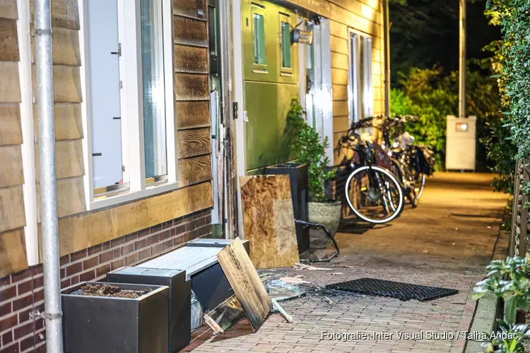Explosie bij woning aan de Zeeburgerdijk
