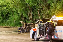 Mercedes volledig uitgebrand in Amsterdam Nieuw-West