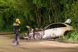Mercedes volledig uitgebrand in Amsterdam Nieuw-West