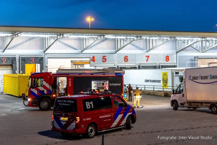 Vat met gevaarlijke stof omgevallen op Schiphol