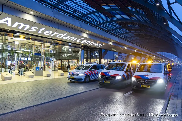 IJpassage Amsterdam Centraal afgesloten vanwege overlastgevende jongeren