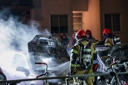 Twee auto's door brand verwoest in Amsterdam-Noord