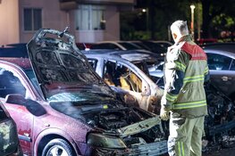 Twee auto's door brand verwoest in Amsterdam-Noord