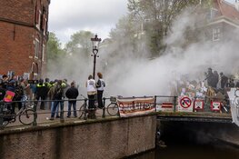 Amsterdamse politie start optreden tegen demonstratie Binnengasthuis