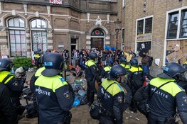 Amsterdamse politie start optreden tegen demonstratie Binnengasthuis