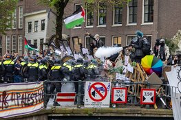 Amsterdamse politie start optreden tegen demonstratie Binnengasthuis