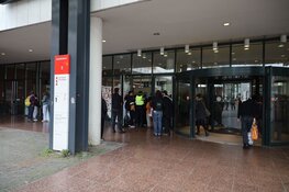 Politie zet betogers uit Stopera