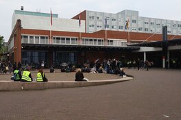 Politie zet betogers uit Stopera