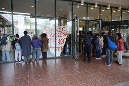 Politie zet betogers uit Stopera