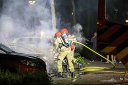 Twee auto's compleet uitgebrand in Amsterdam-Noord