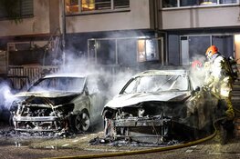 Twee auto's compleet uitgebrand in Amsterdam-Noord