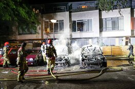 Twee auto's compleet uitgebrand in Amsterdam-Noord