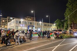 Demonstratie voor politiebureau in Amsterdam