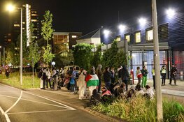 Demonstratie voor politiebureau in Amsterdam