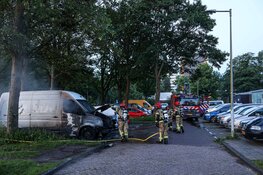 Bestelbus zwaar beschadigd na brand in Noord