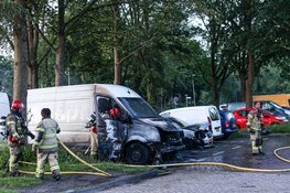 Bestelbus zwaar beschadigd na brand in Noord