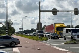 Auto op de kop op Haarlemmerweg in Amsterdam