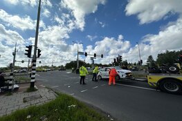 Auto op de kop op Haarlemmerweg in Amsterdam