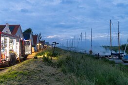 Twee boten brandden volledig af en zinken in Amsterdam