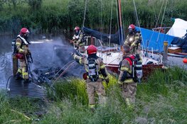 Twee boten brandden volledig af en zinken in Amsterdam