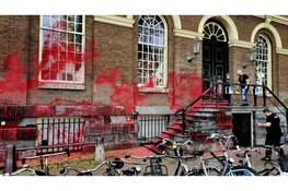 Maagdenhuis en verschillende bedrijven beklad met rode verf (A'dam)