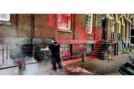 Maagdenhuis en verschillende bedrijven beklad met rode verf (A'dam)