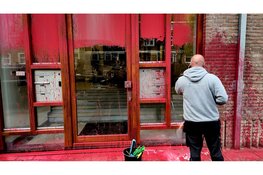 Maagdenhuis en verschillende bedrijven beklad met rode verf (A'dam)