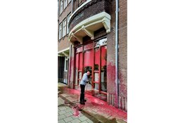 Maagdenhuis en verschillende bedrijven beklad met rode verf (A'dam)