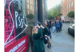 Tijdens de Gierzwaluwexcursie kijken de deelnemers hun ogen uit.