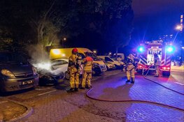 Twee auto’s gaan in vlammen op in korte tijd in Amsterdam-Noord