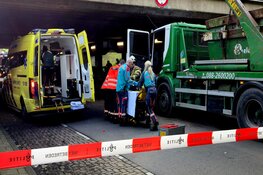 Vrachtwagen rijdt tegen viaduct: twee zwaargewonden