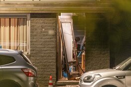 Deur van woning eruit geblazen bij explosie in Zuidoost