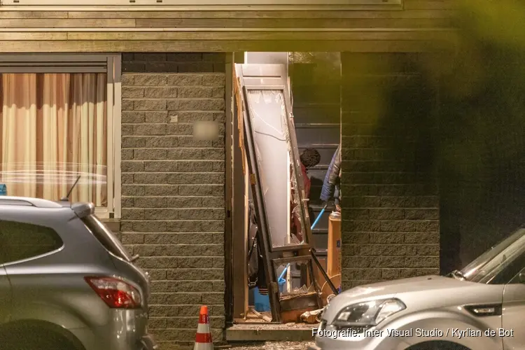 Deur van woning eruit geblazen bij explosie in Zuidoost