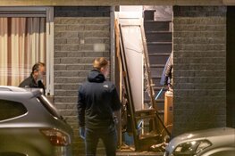 Deur van woning eruit geblazen bij explosie in Zuidoost