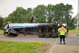 Vrachtwagen met grind kantelt in Amsterdam