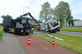 Vrachtwagen met grind kantelt in Amsterdam