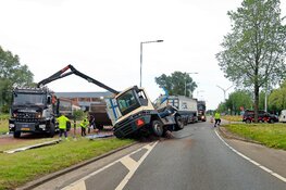Vrachtwagen met grind kantelt in Amsterdam