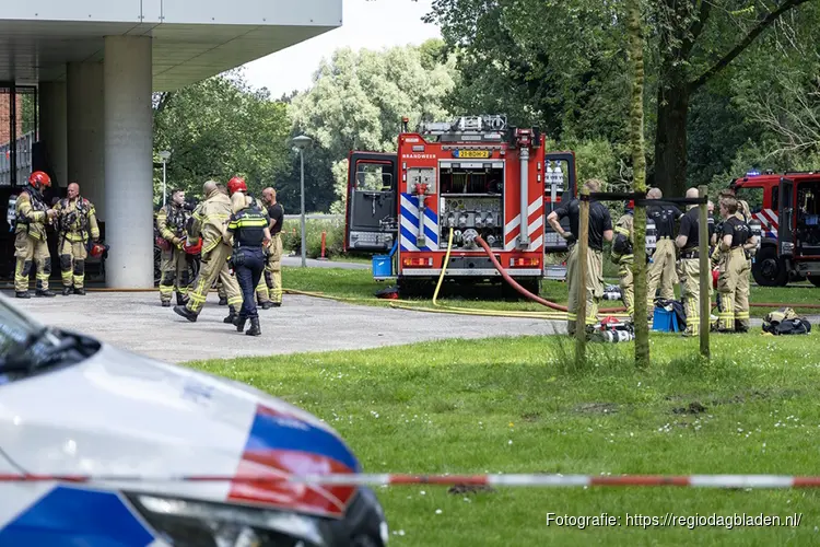 Kleine elektrische wagen in de brand in parkeergarage Oeverpad