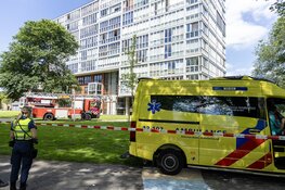 Kleine elektrische wagen in de brand in parkeergarage Oeverpad