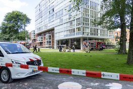 Kleine elektrische wagen in de brand in parkeergarage Oeverpad