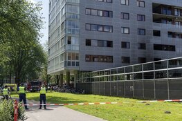 Kleine elektrische wagen in de brand in parkeergarage Oeverpad