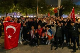 Turkse fans feestend de straat op na bereiken kwartfinale