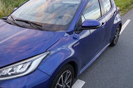 Automobilist rijdt bezorger op fiets aan in Muiden